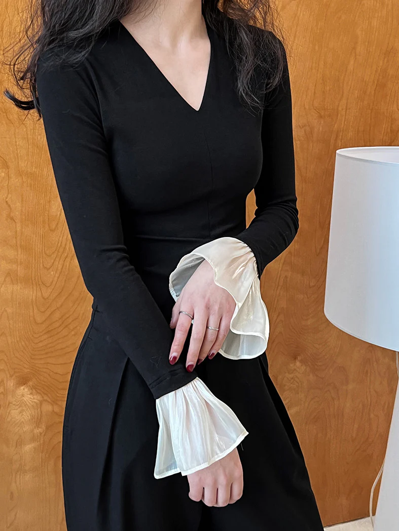 V-Neck Contrast Ruffle-Cuff T-Shirt - Takermore