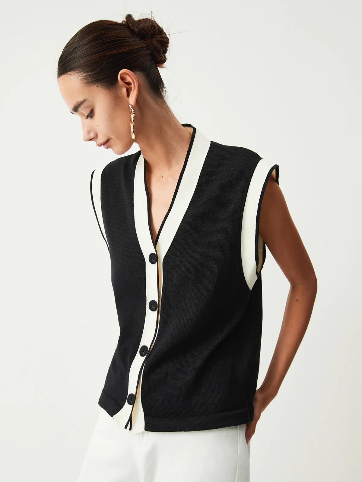 Contrast Trim Sweater Vest - Takermore