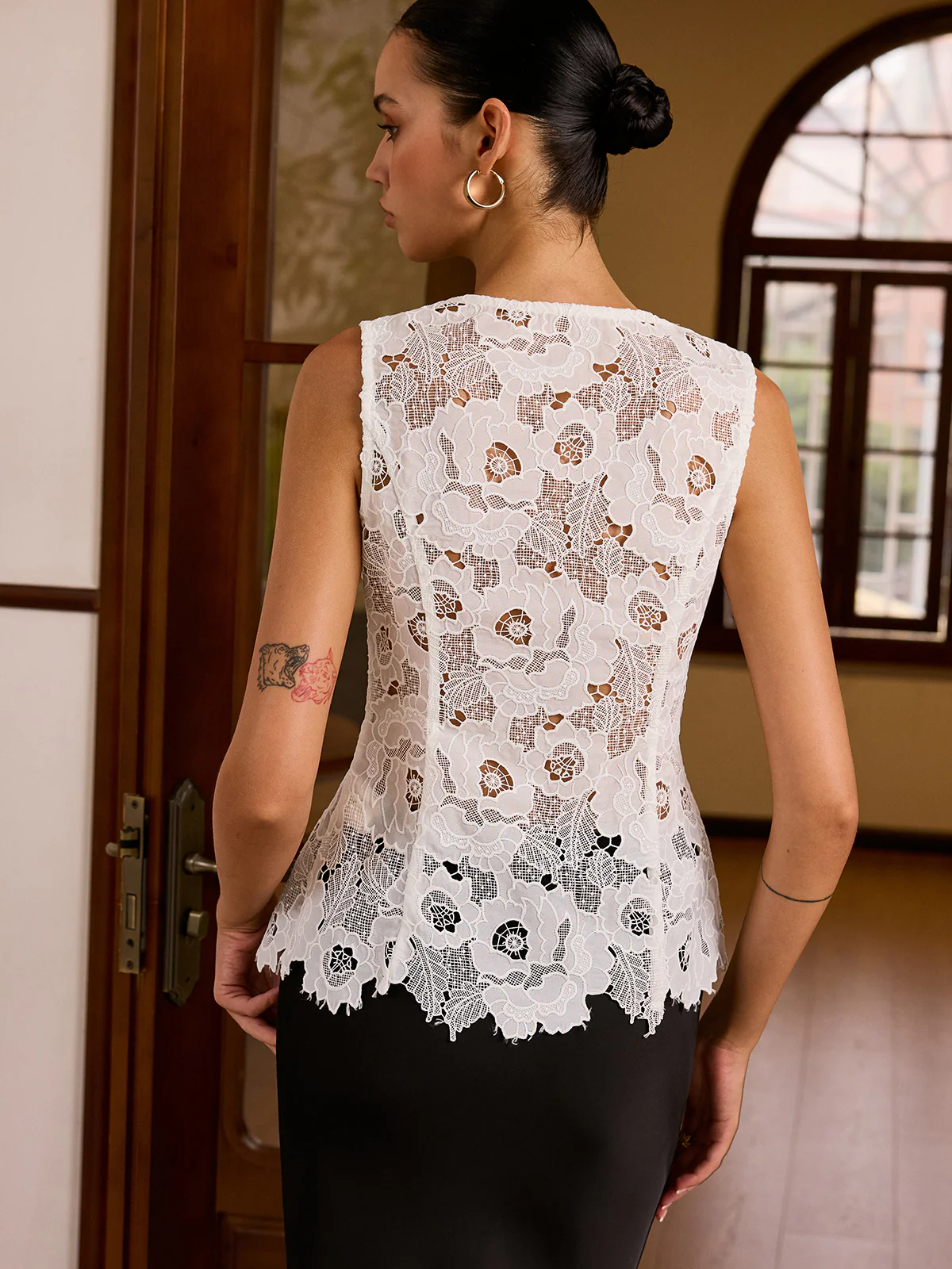 Lace Color-Blocked Vest - Takermore