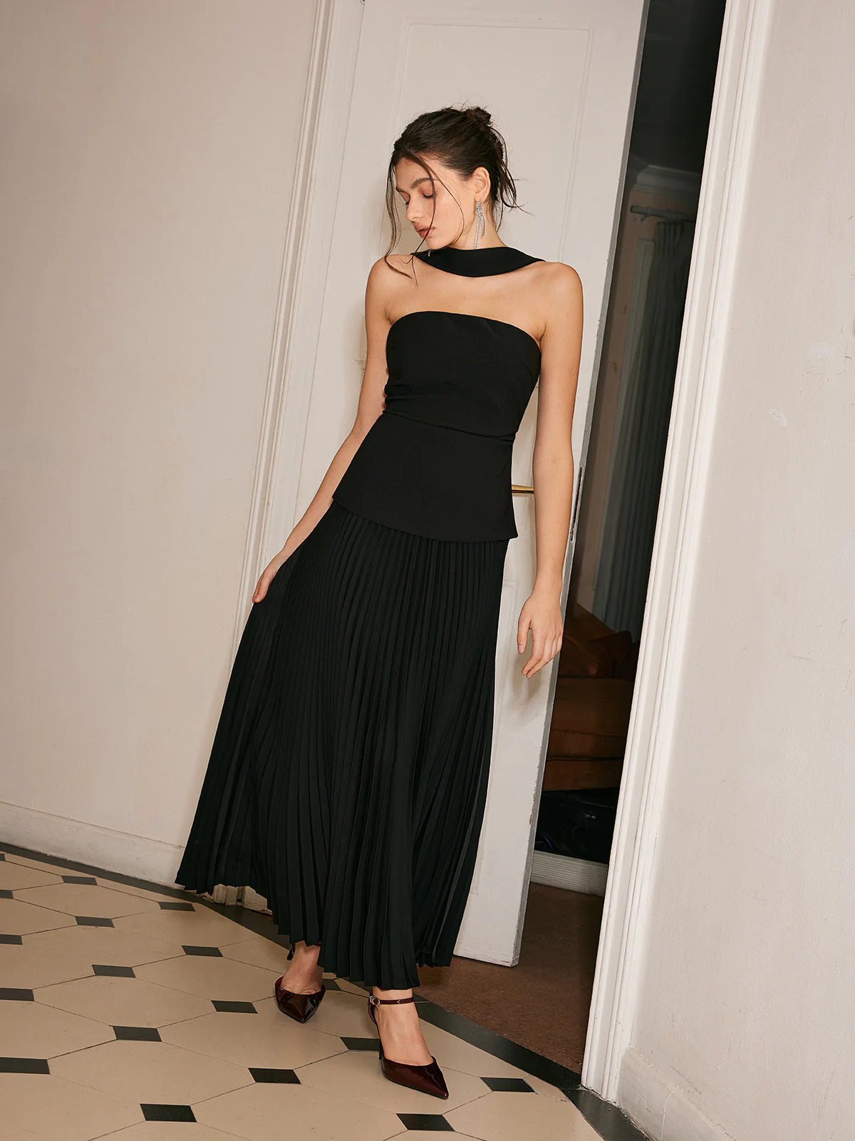 Choker Design Pleated Panel Dress - Takermore