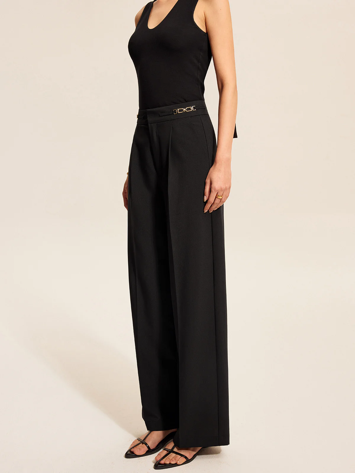 Mid-Waist Pleated Pants With Chain Detail - Takermore