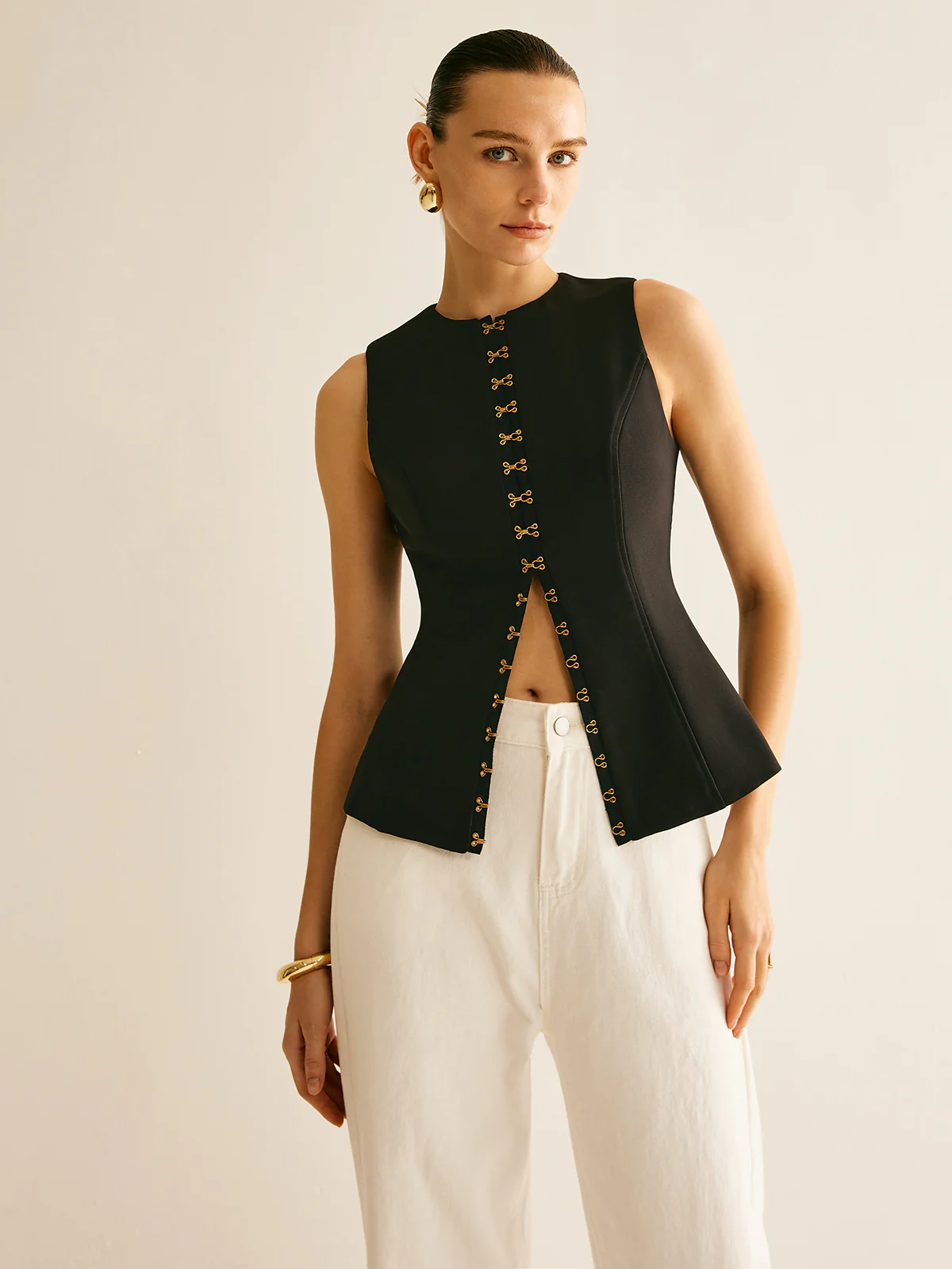 Round Neck Metal-Detail Vest - Takermore