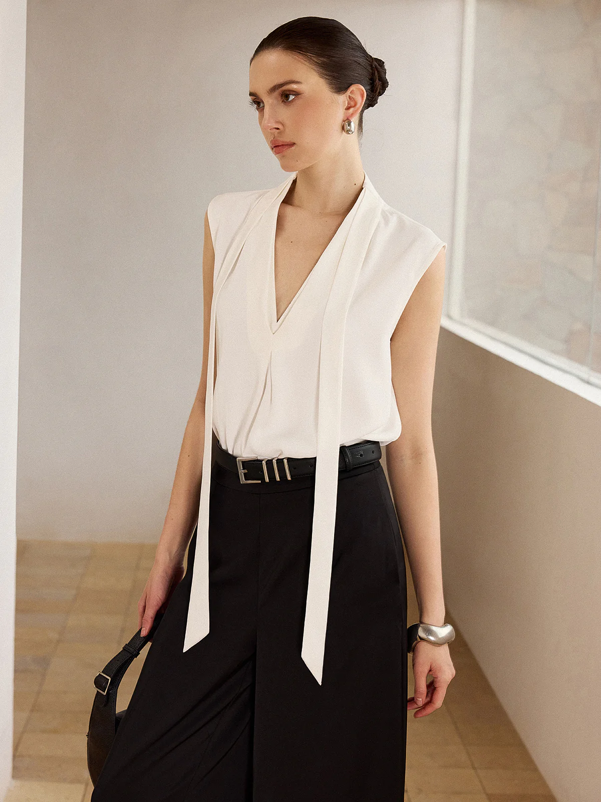Sleeveless Blouse with Tie-Neckline - Takermore
