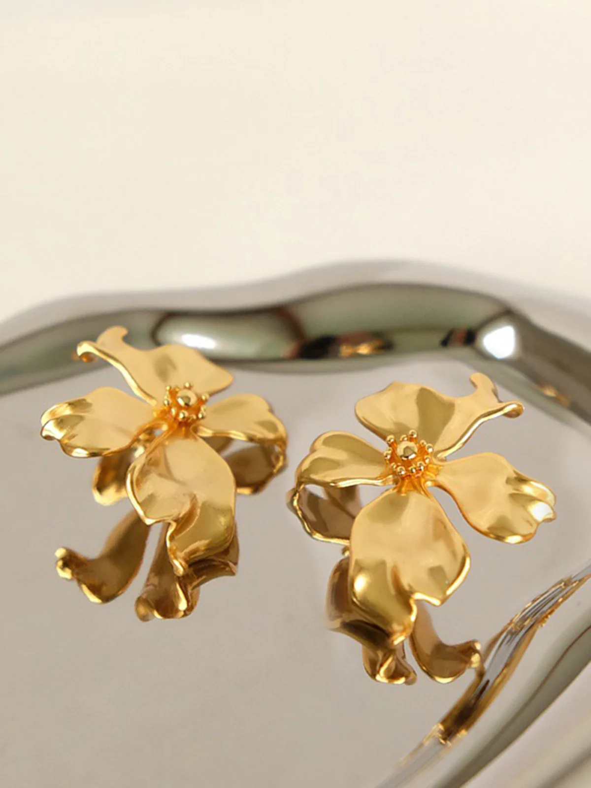 Metal Flower Earrings - Takermore