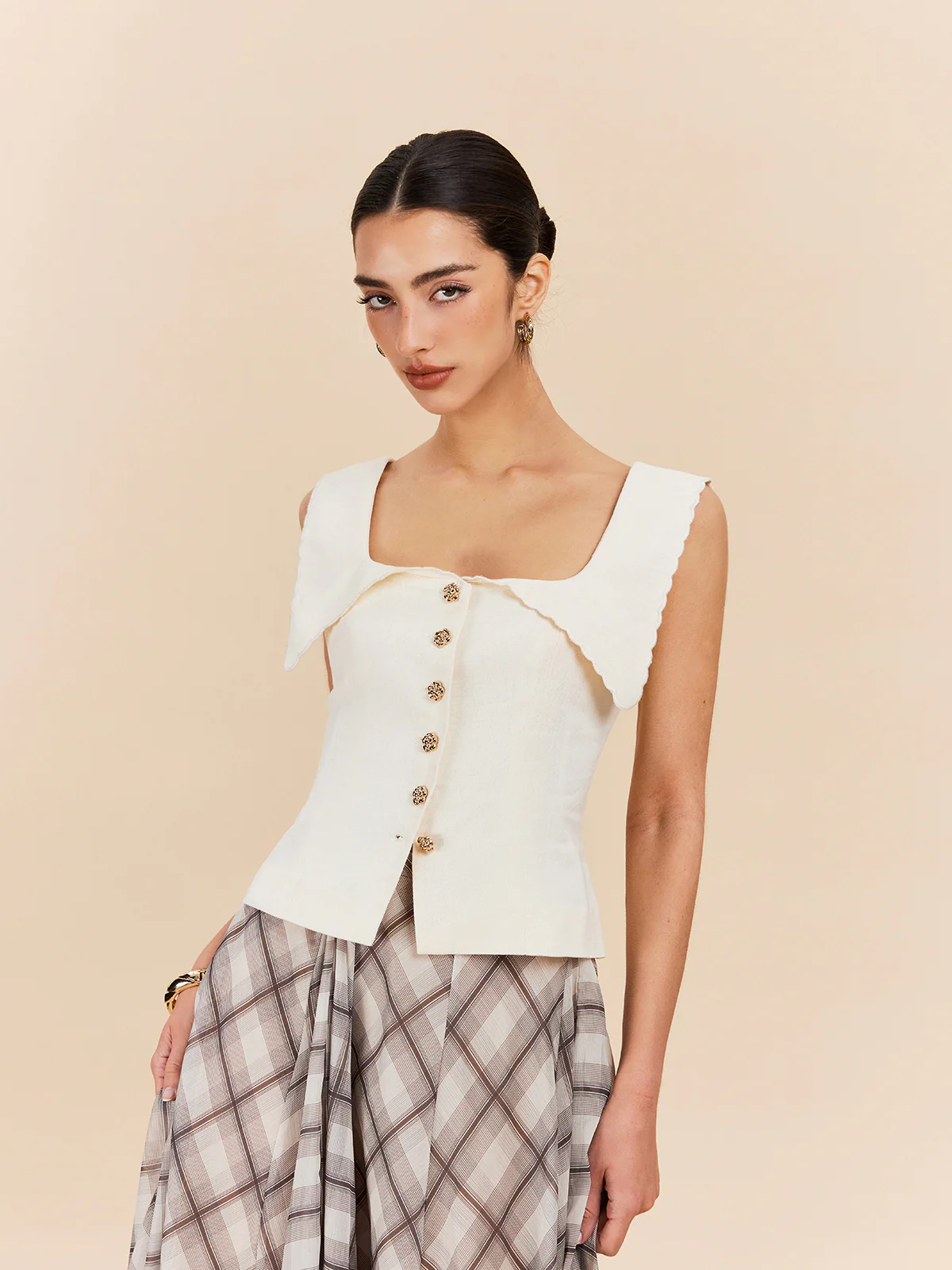 Cotton & Linen Scalloped Collar Buttoned Top - Takermore